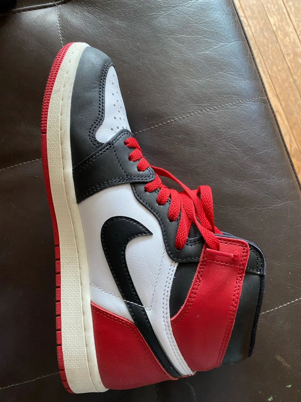 Air Jordan Retro 1 black toe